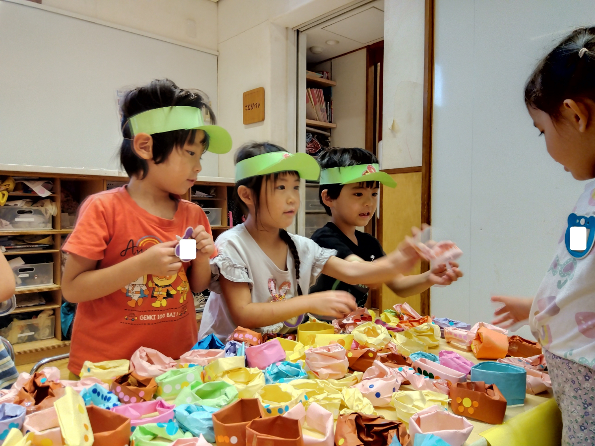 商品を手渡す子どもたち