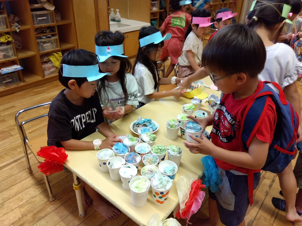 ものとお金のやりとりをする子どもたち