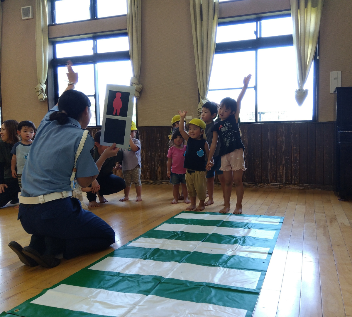 手を挙げて横断歩道を渡る