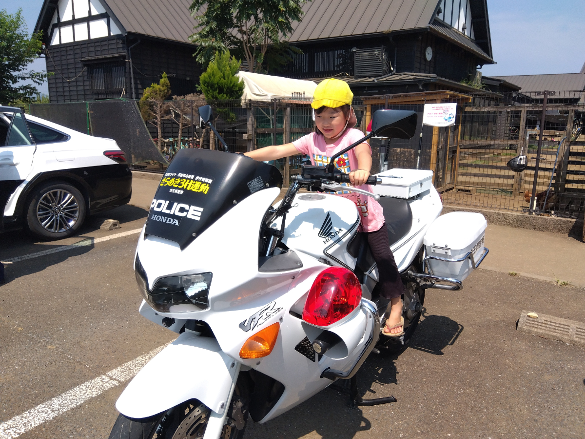 白バイに乗る子ども