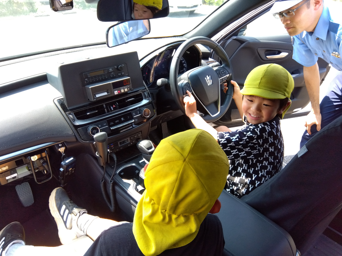 パトカーに乗る子どもたち