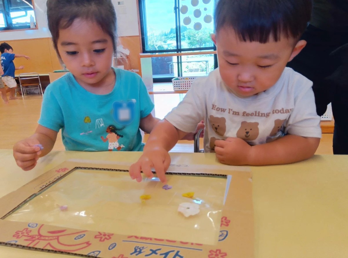 押し花フレームを作る子どもたち