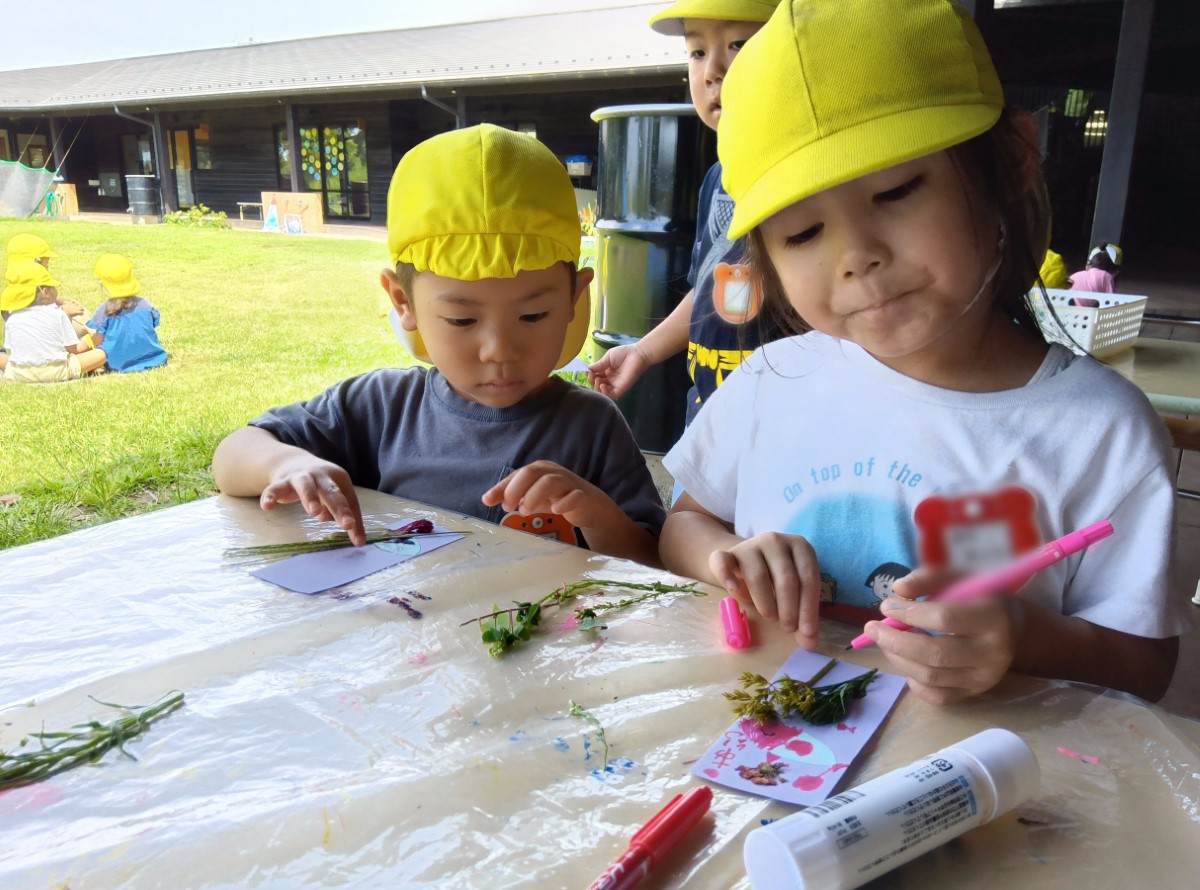 押し花の栞を作る子どもたち