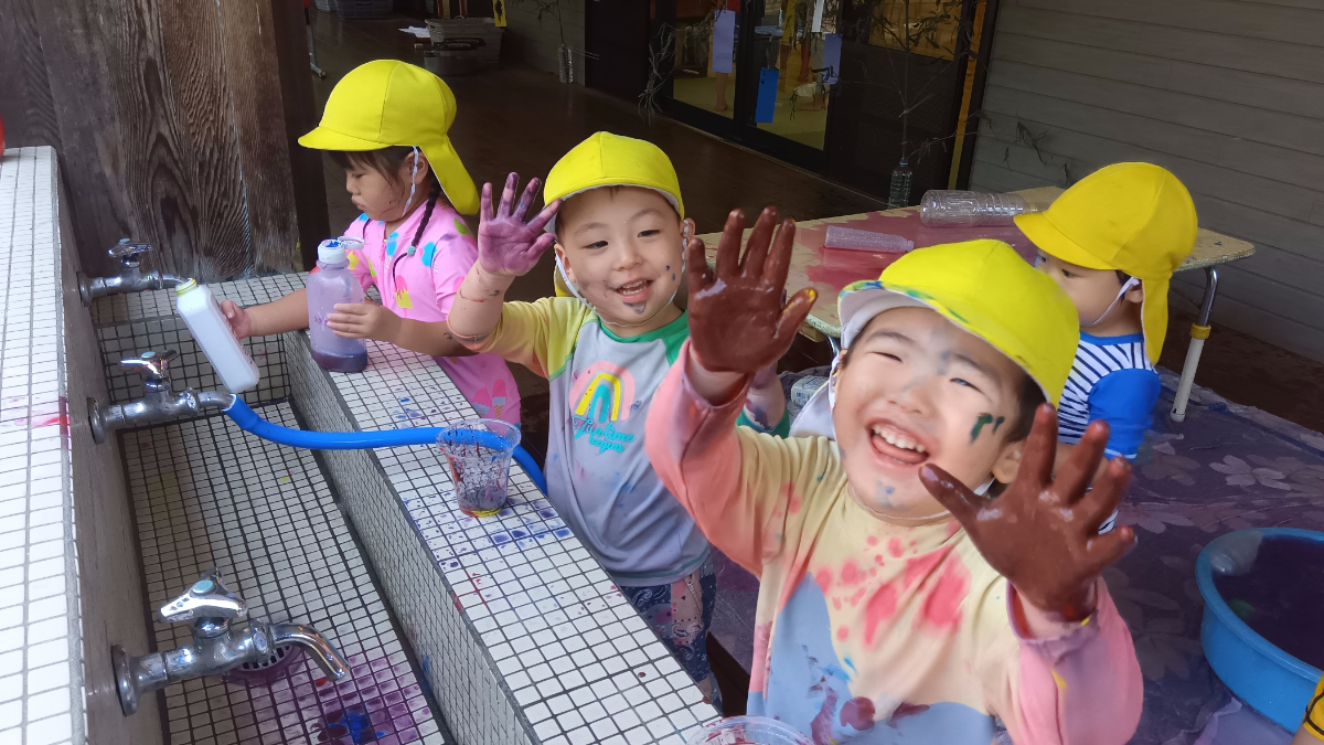色水遊びで手を染める子どもたち