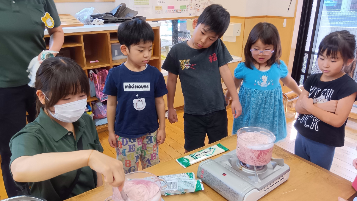 赤しそを使ってそうめんを茹でる様子