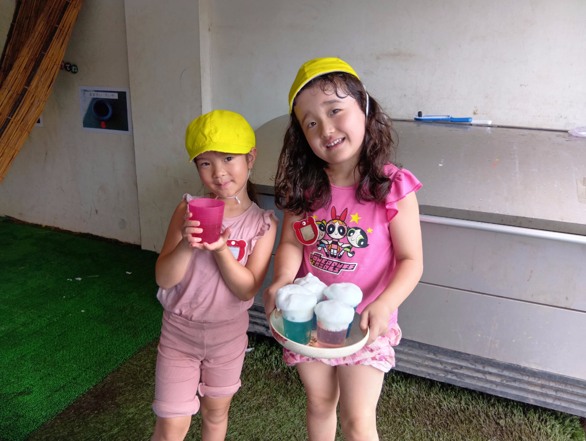 泡と色水を使って遊ぶ子どもたち