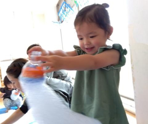 泡を楽しむ子ども