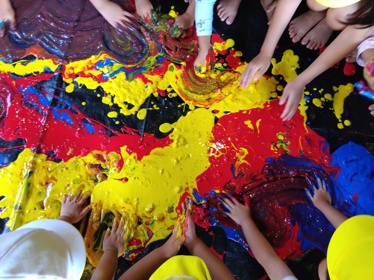 色とりどりののり絵の具に素手で触れる様子