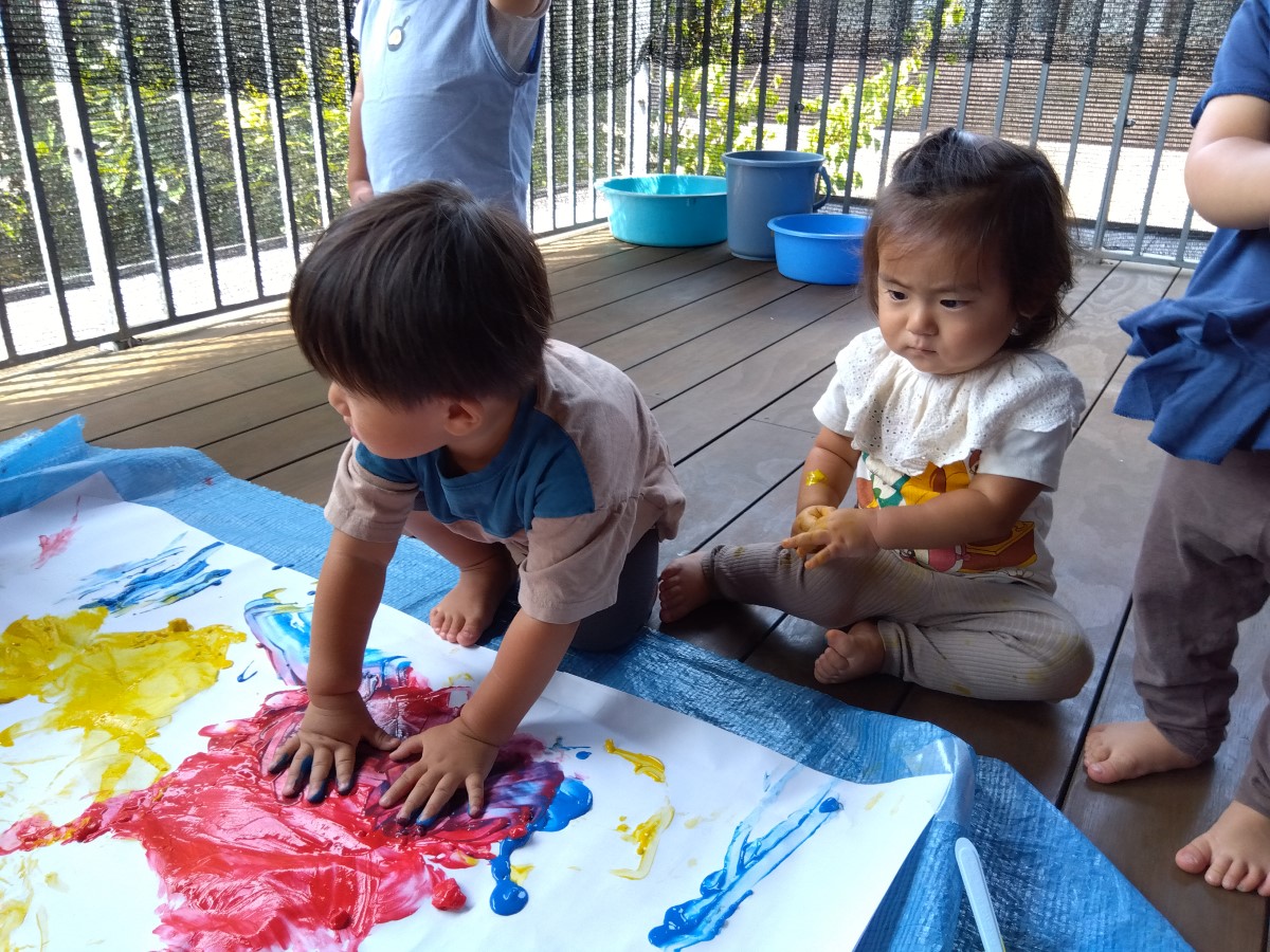 のり絵の具を手で混ぜる子ども