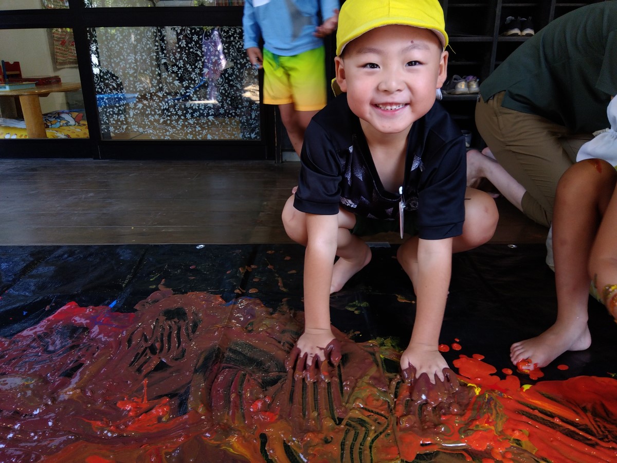 のり絵の具に触れる子ども