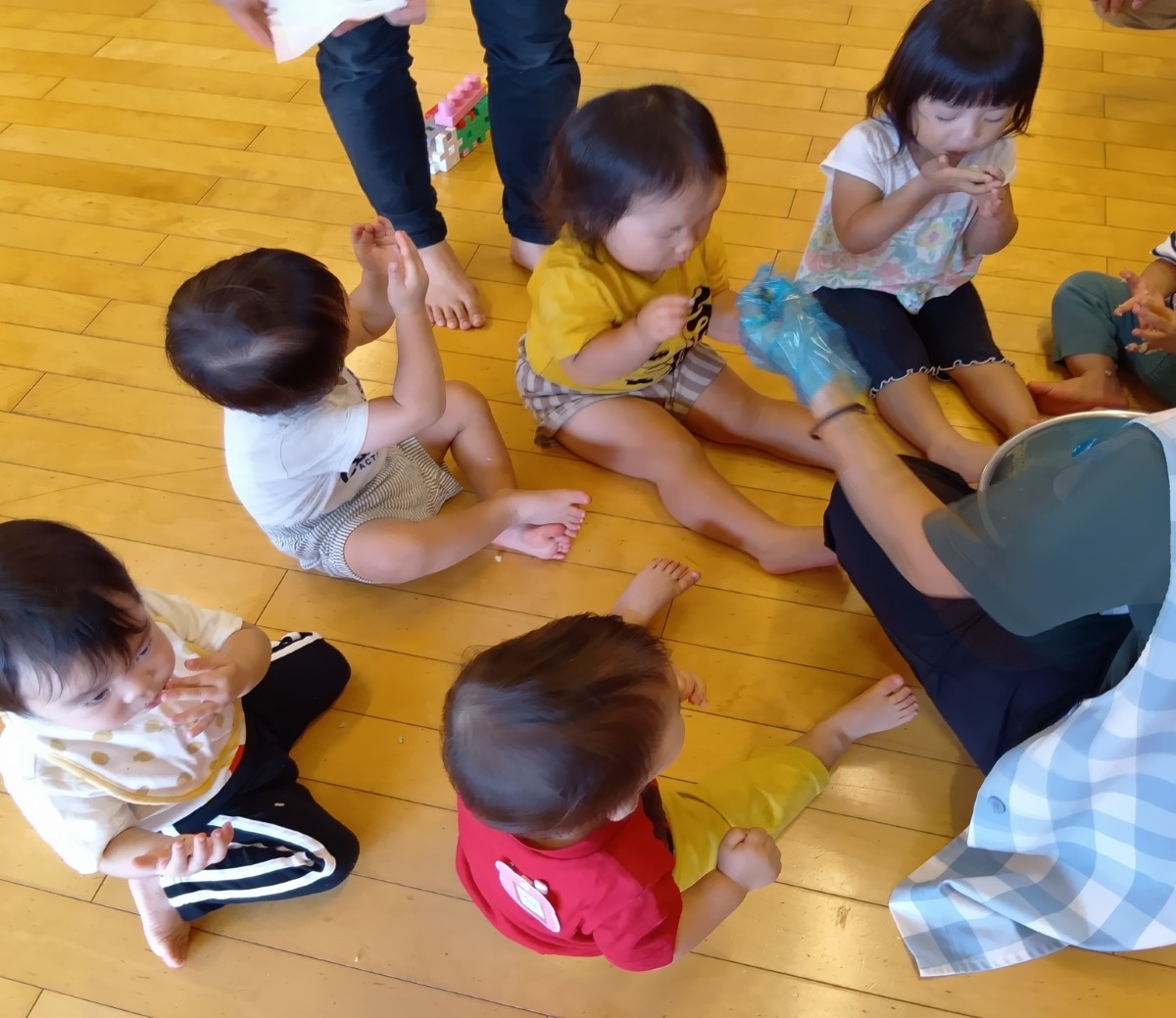 紫蘇ふりかけを味見する子どもたち