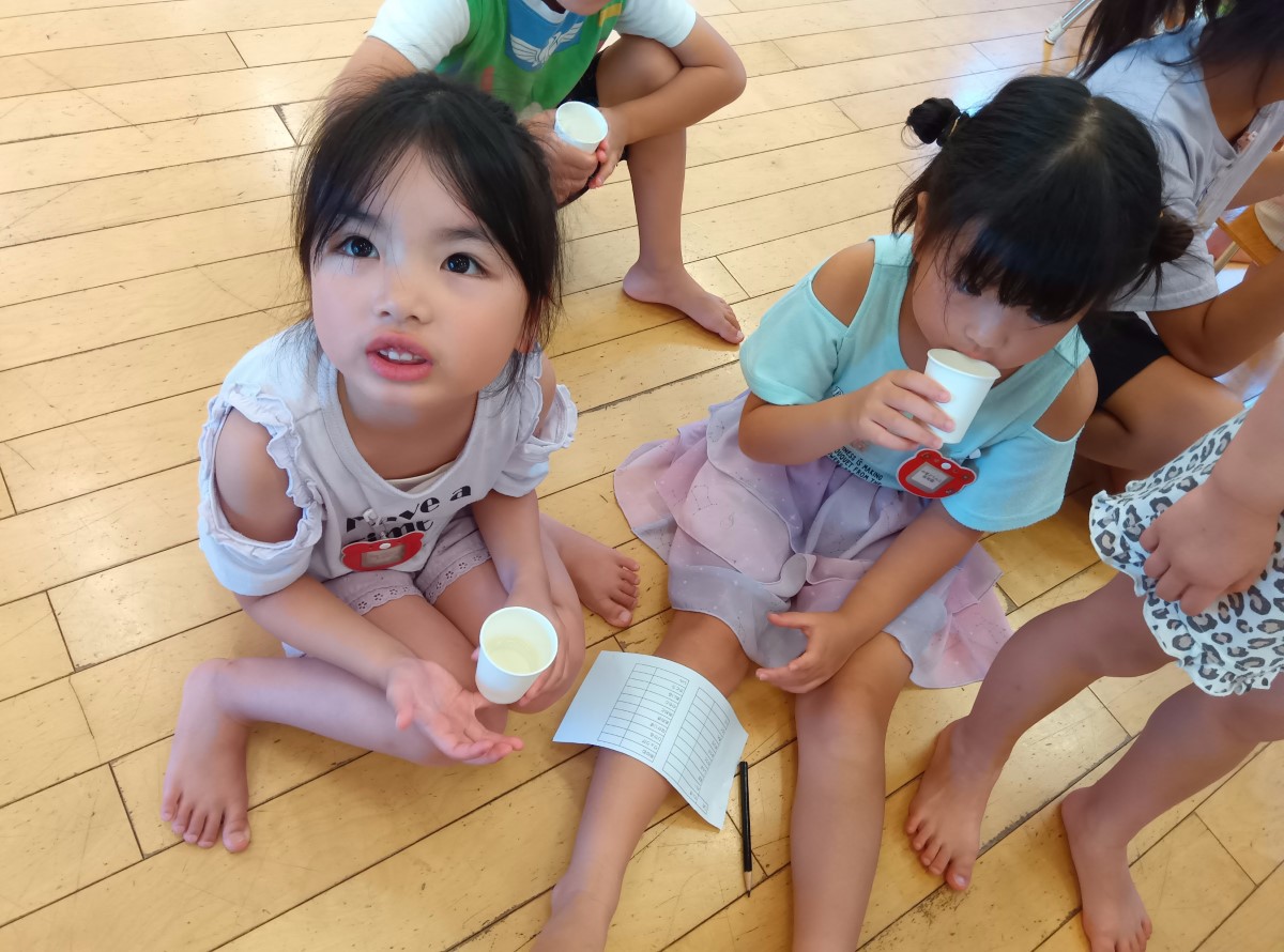 紫蘇ジュースを飲む子どもたち