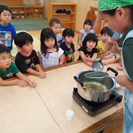 中里どろんこ保育園「紫蘇ふりかけと紫蘇ジュース作り」