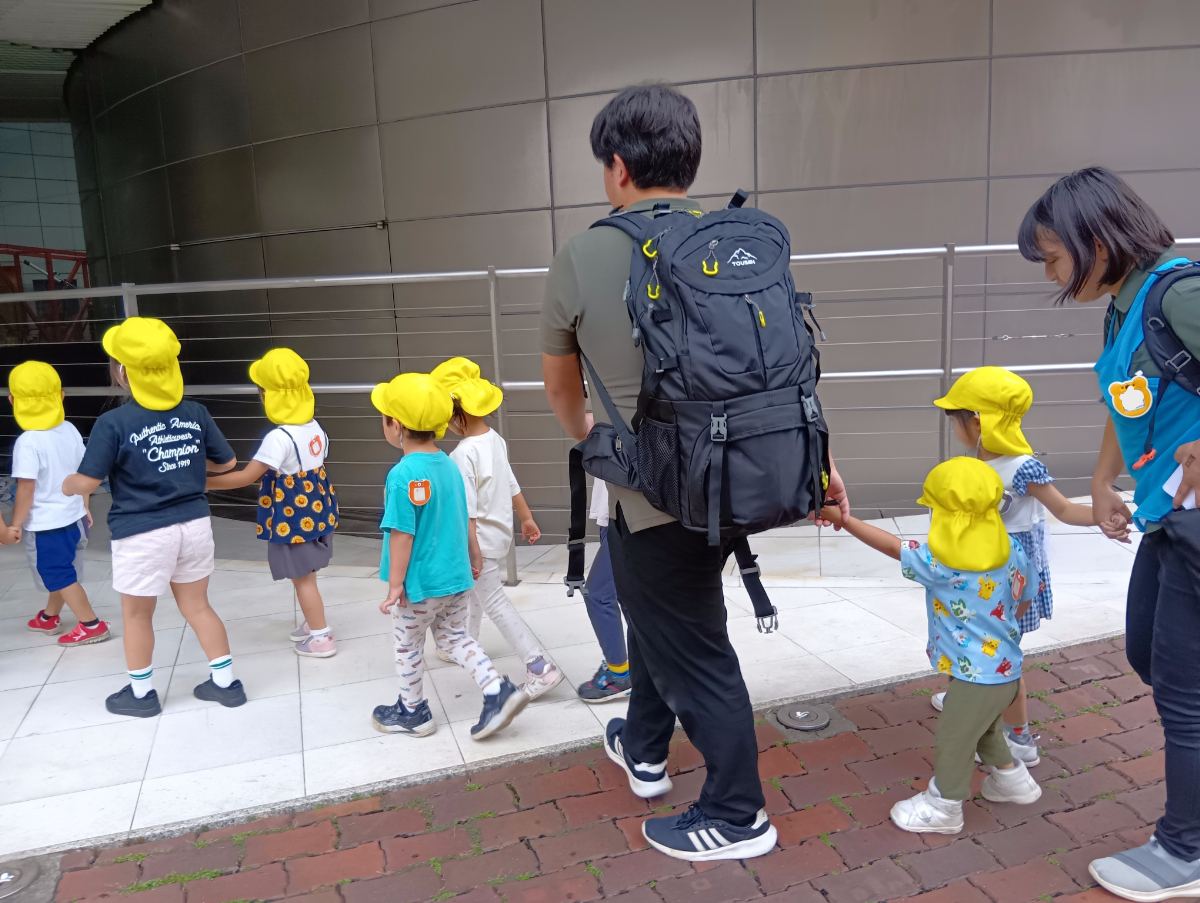 手を繋いで施設に入っていく子どもたち