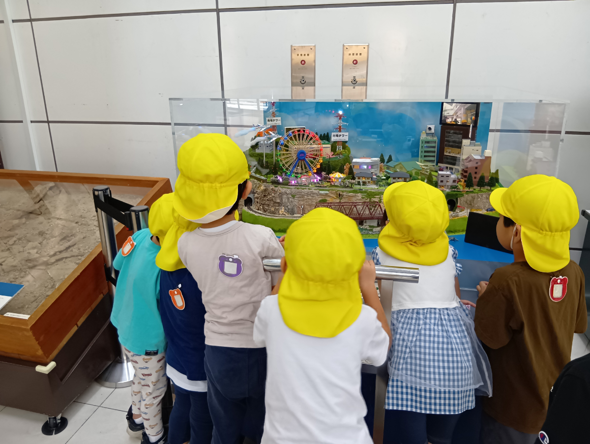 展示物に興味津々な子どもたち