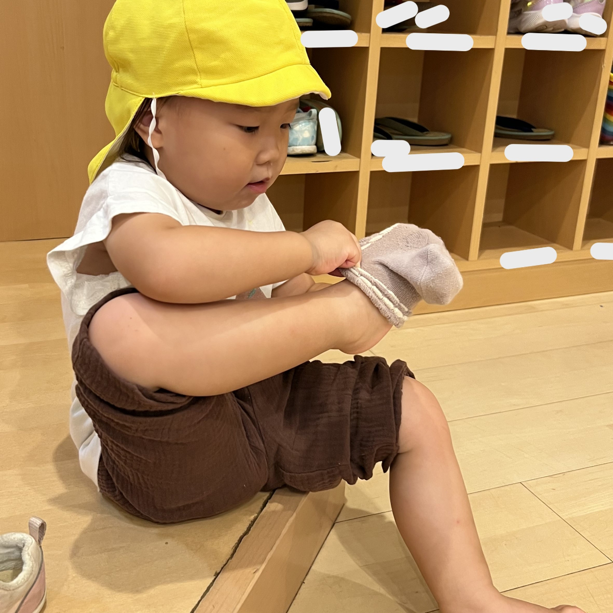 自分で靴下を履く子ども