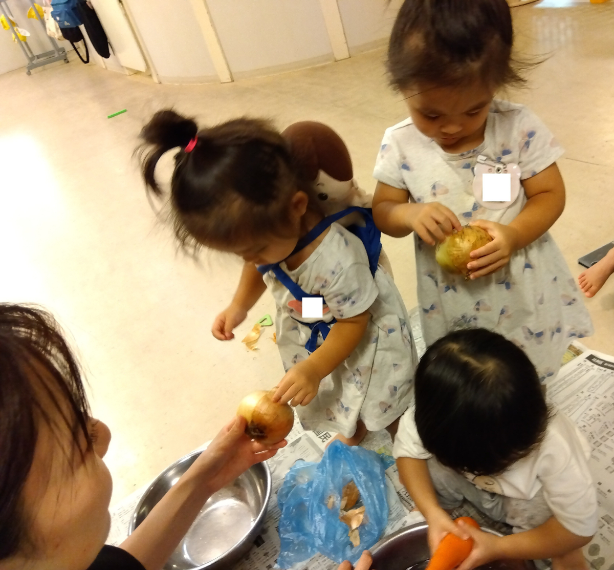 野菜を洗い、皮をむく子どもたち