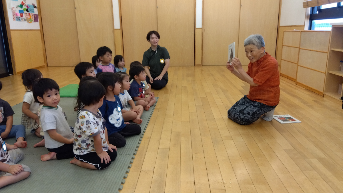 絵本の読み聞かせに聞き入る子どもたち