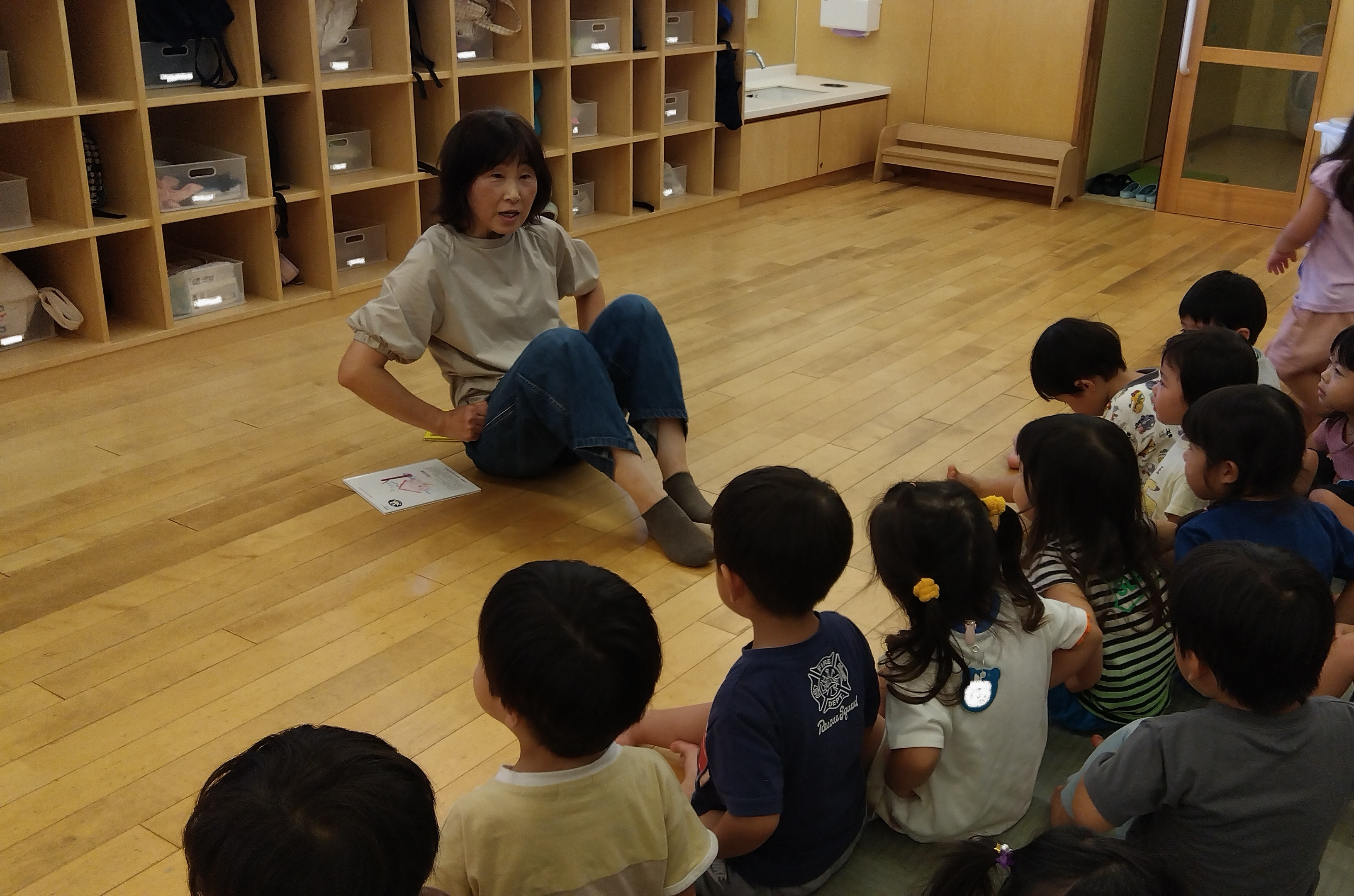 パンツをはく真似をする子どもたち