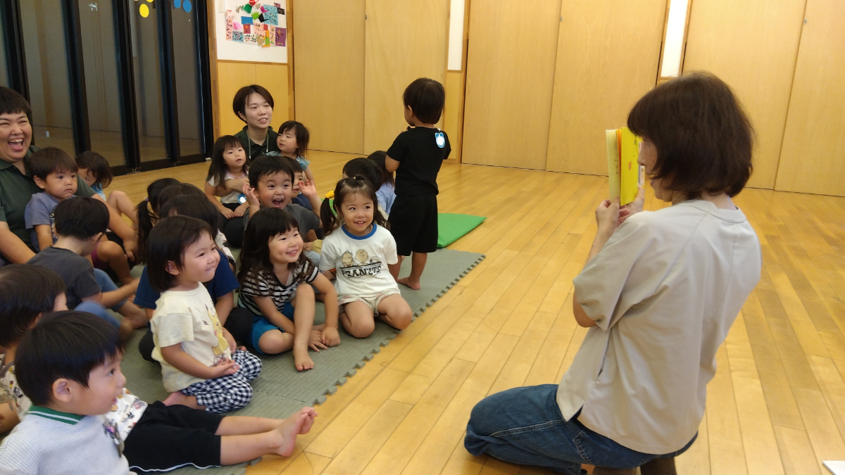 読み聞かせで笑顔の子どもたち