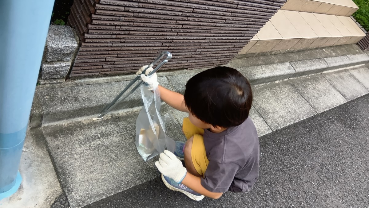 たばこの吸い殻を拾う子ども