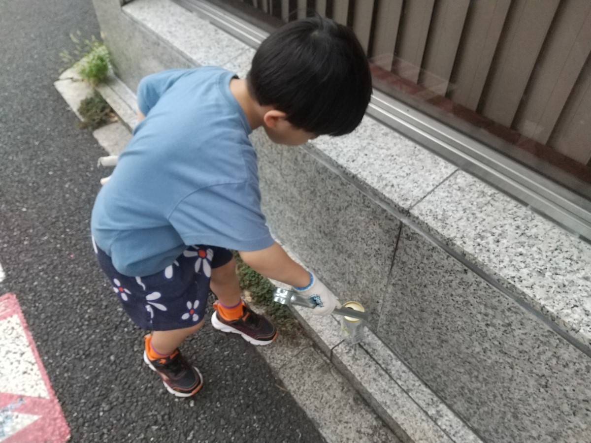 空き缶を拾う子ども