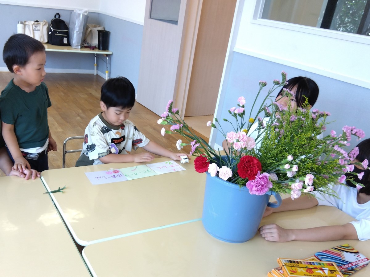 花の名前クイズをする子どもたち