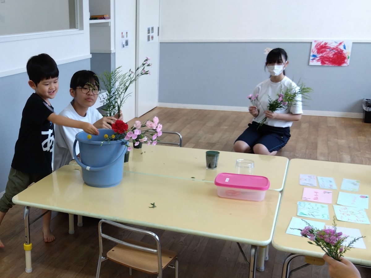 花をいける子どもたち