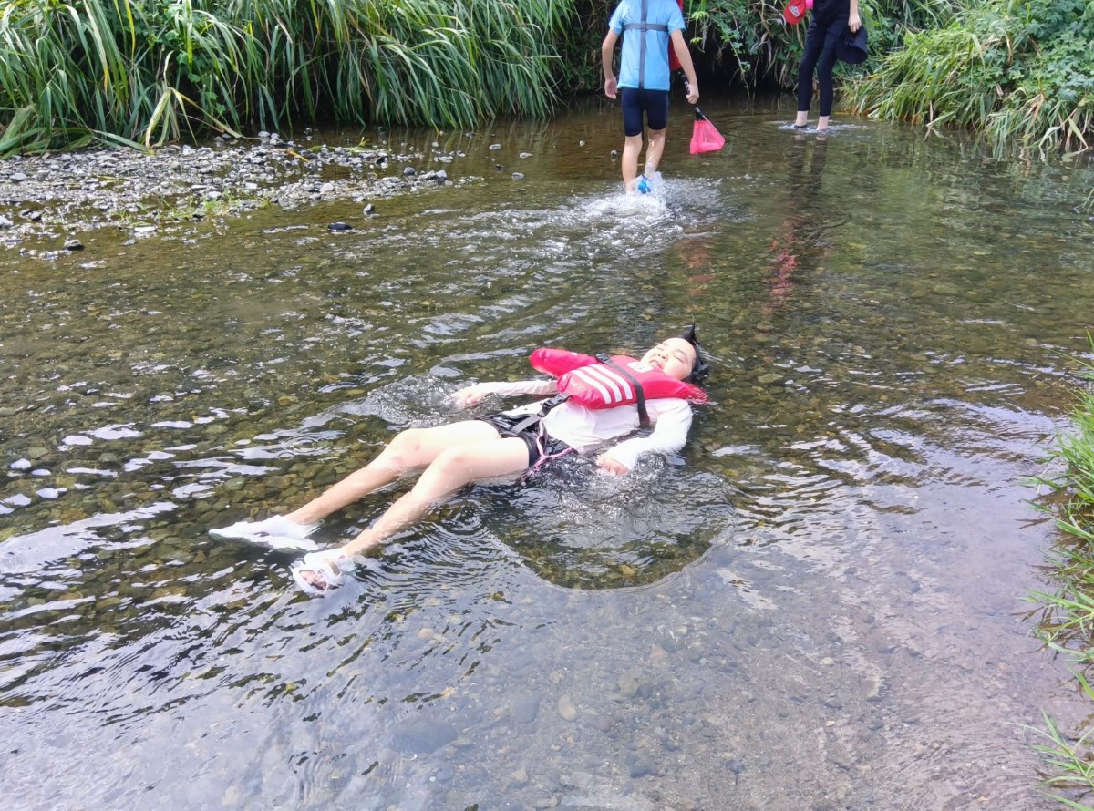 川で浮かぶ子ども