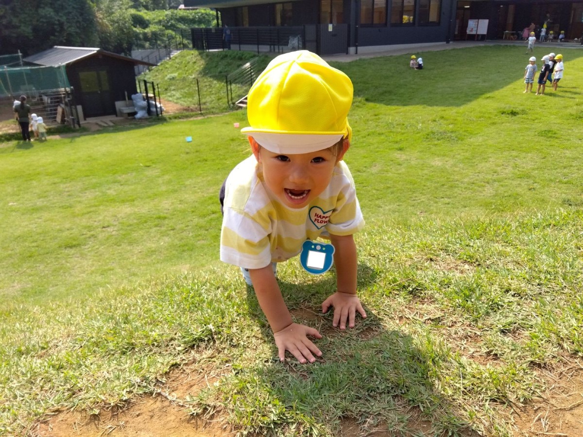 芝の築山を登る子ども