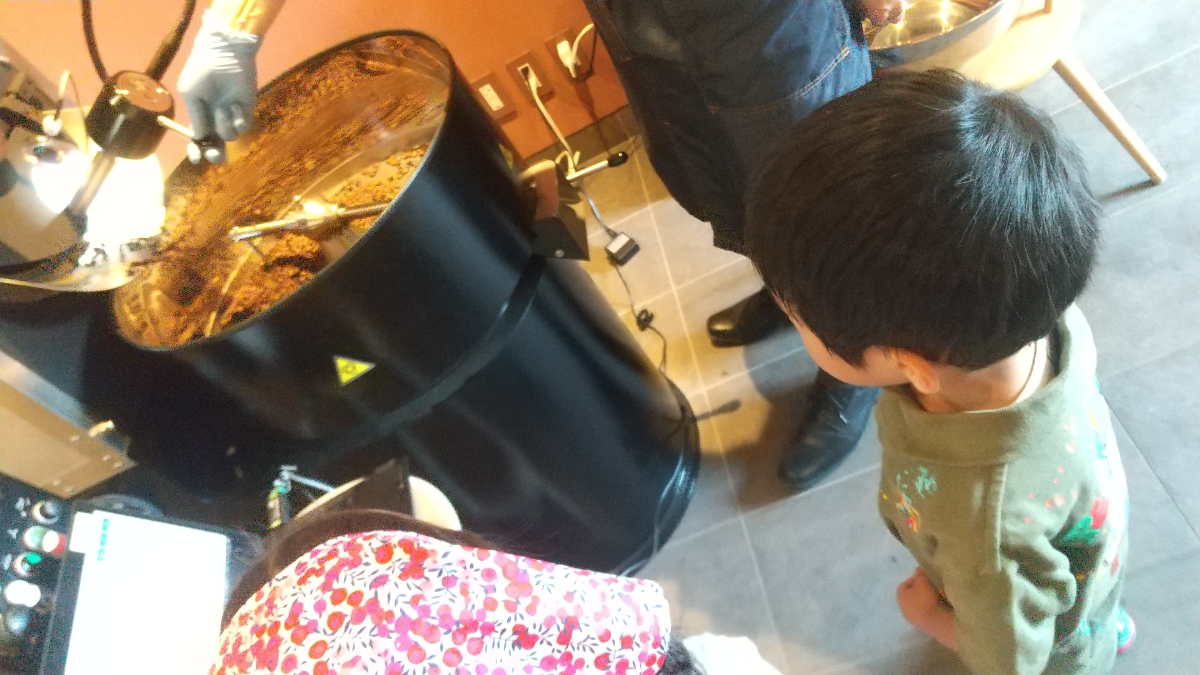 焙煎の様子を見る子どもたち