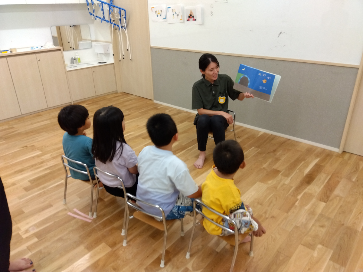 絵本の読み聞かせを聞く子どもたち
