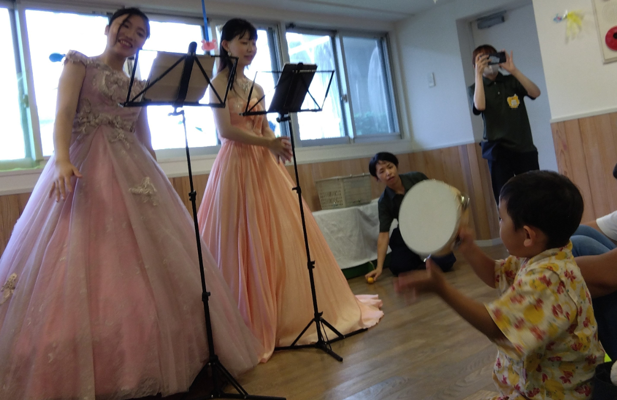 ドレスを着たオペラ歌手を見る子ども