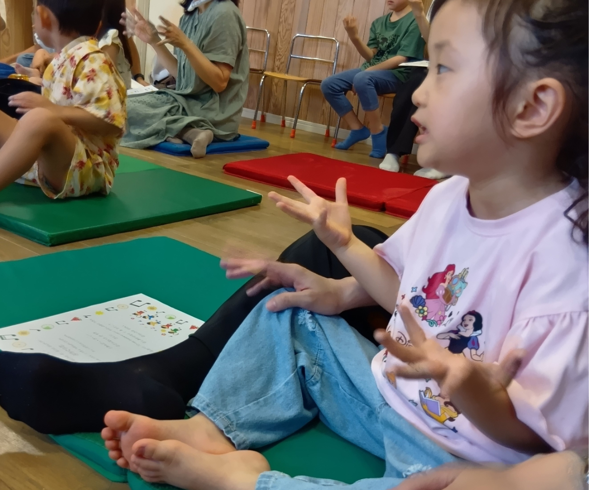 手拍子で音楽を楽しむ子どもたち