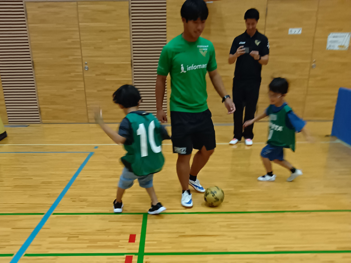サッカーをする子どもたち