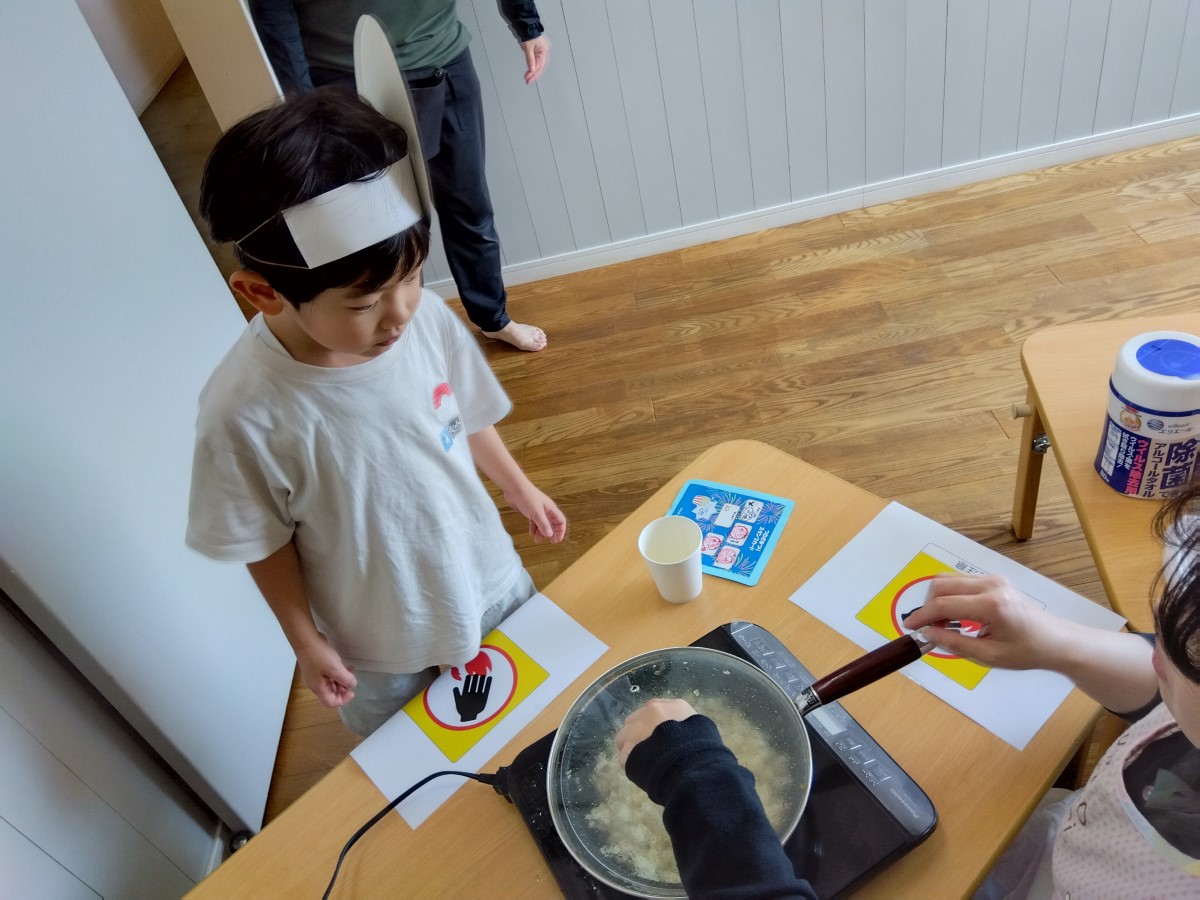 ポップコーン作りの様子見る子ども