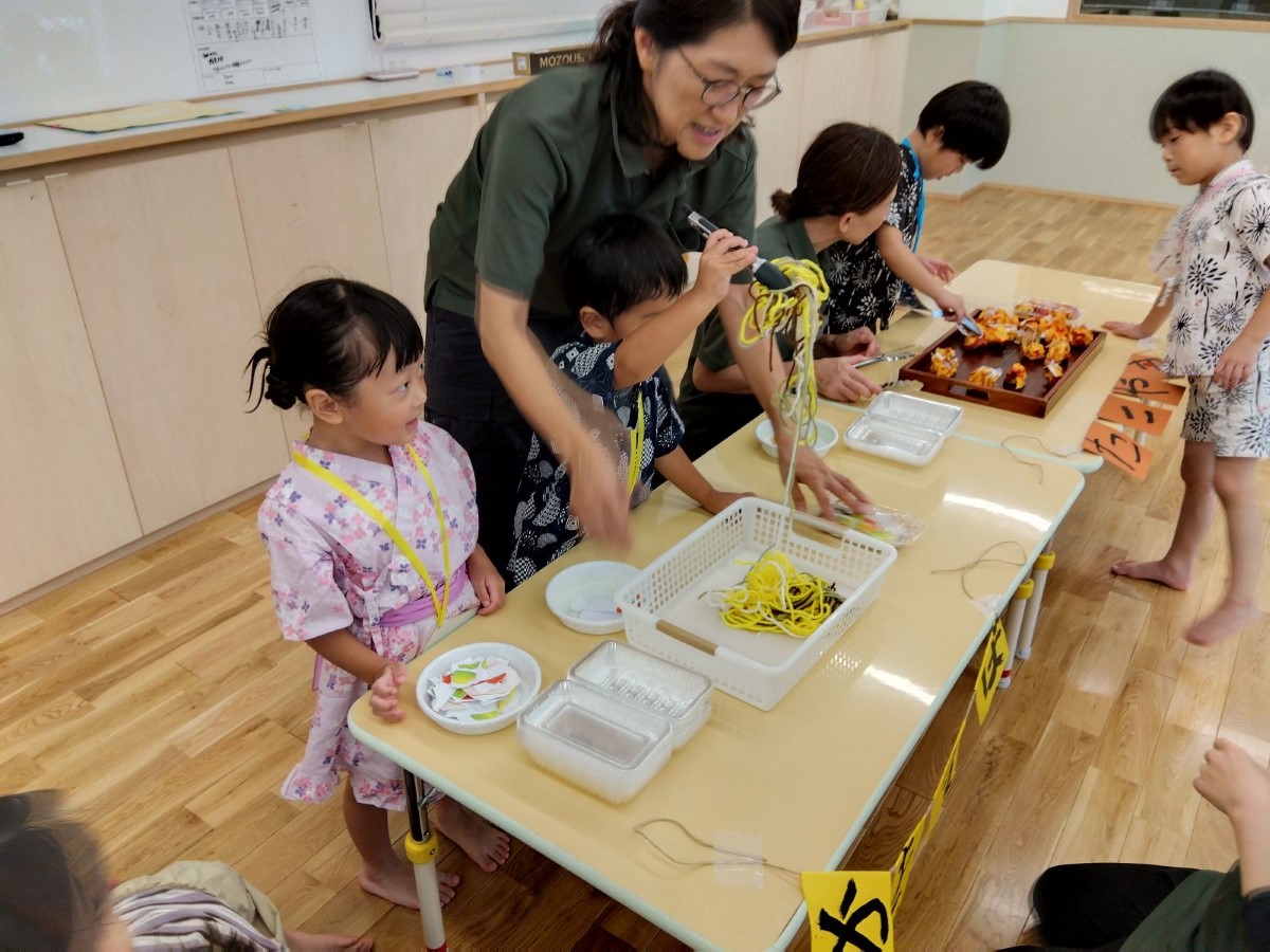 焼きそばを取り分ける子どもの様子