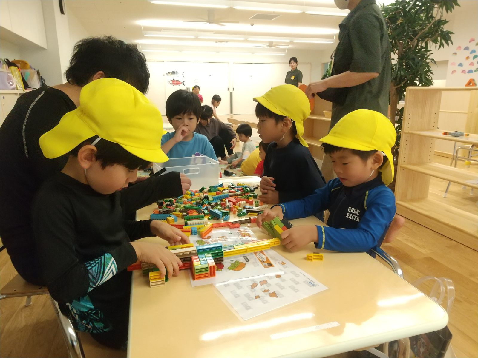 ブロック遊びをする子どもたち