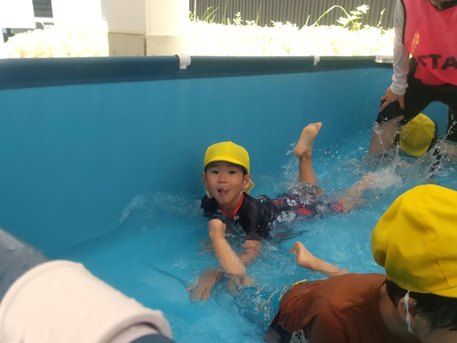 プールで遊ぶ子ども