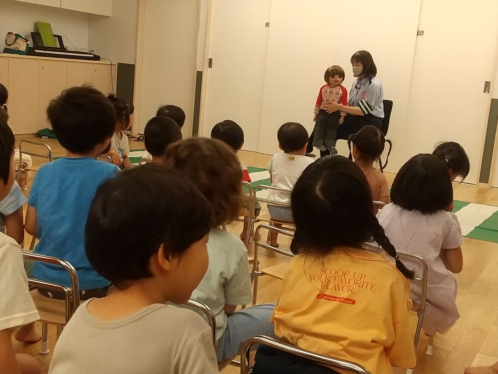 腹話術を見る子どもたち