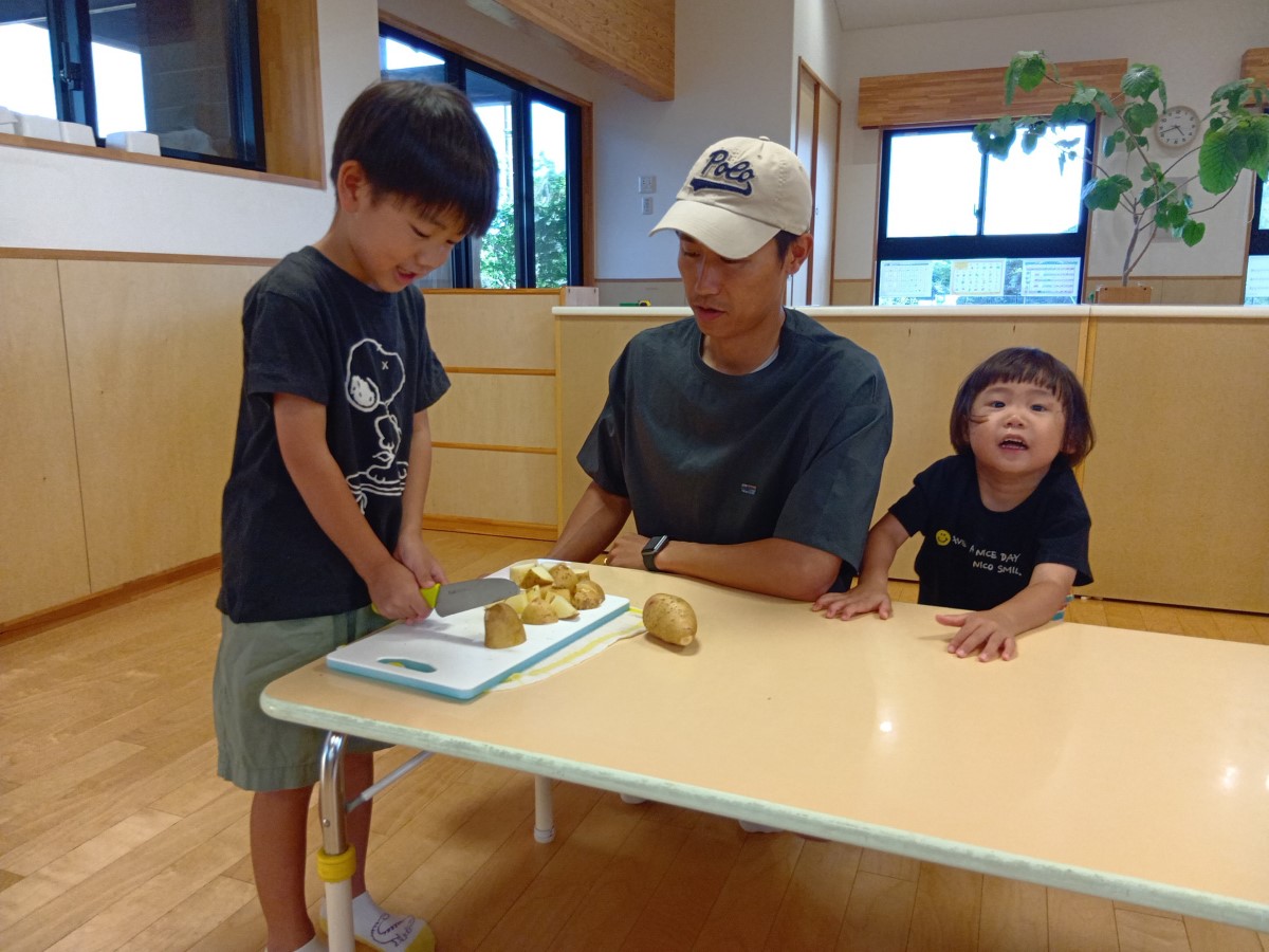 親子でじゃがいもを切る様子
