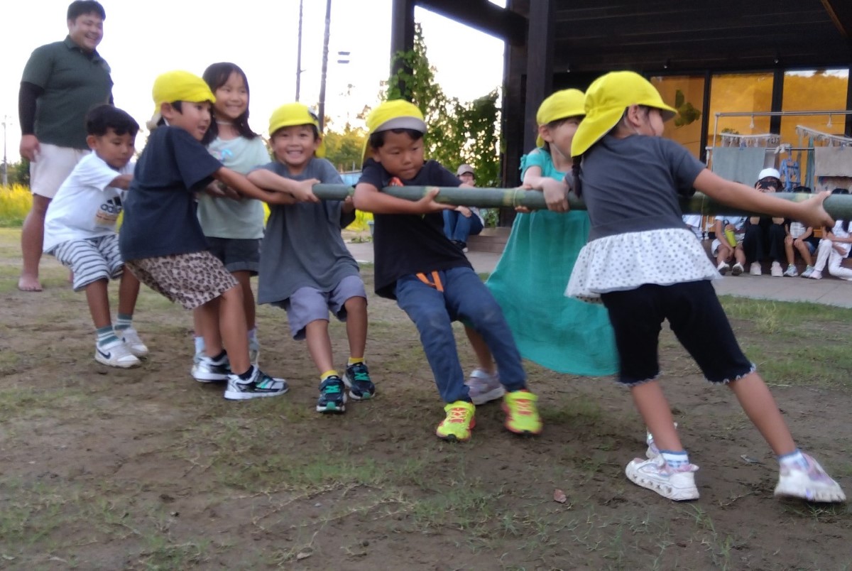 竹引きで遊ぶ子どもたち