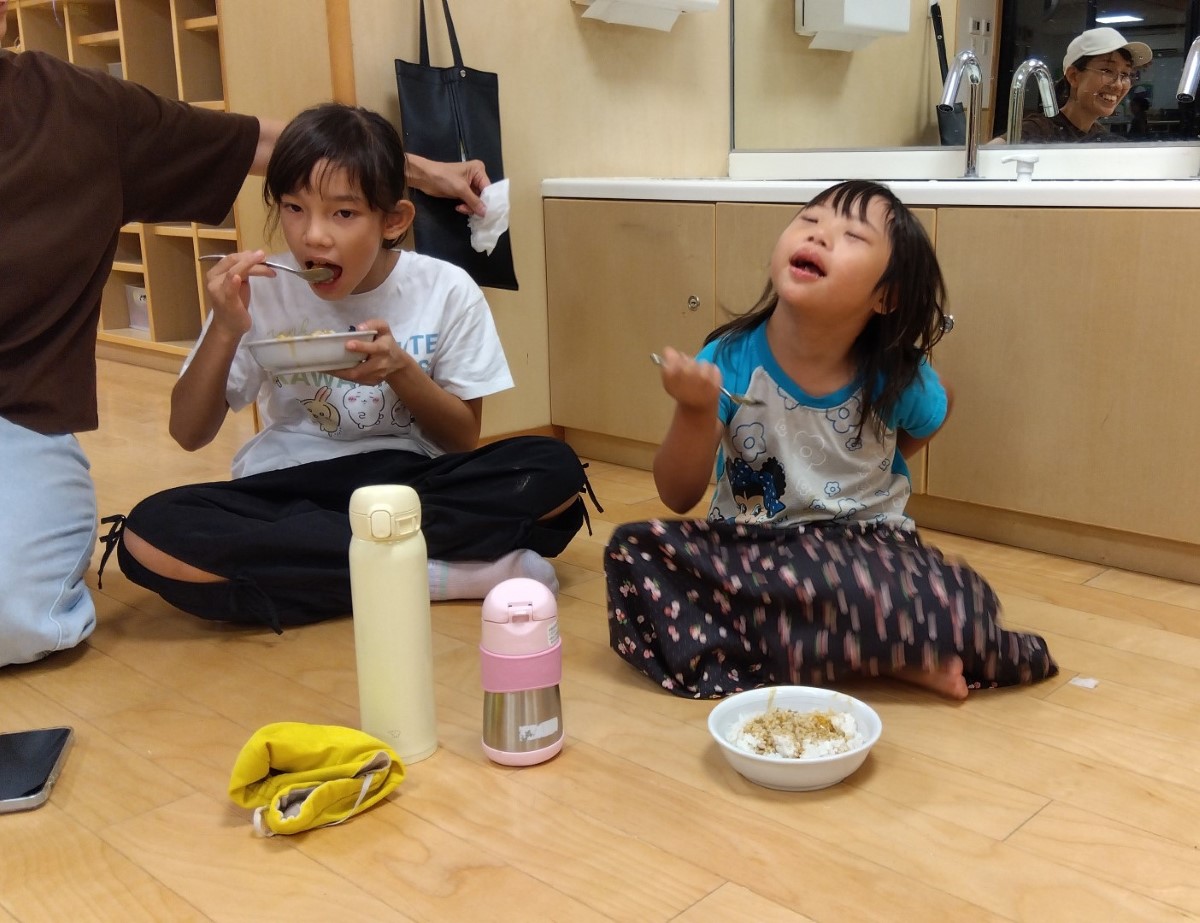 自分たちで作ったカレーを食べる子どもたち