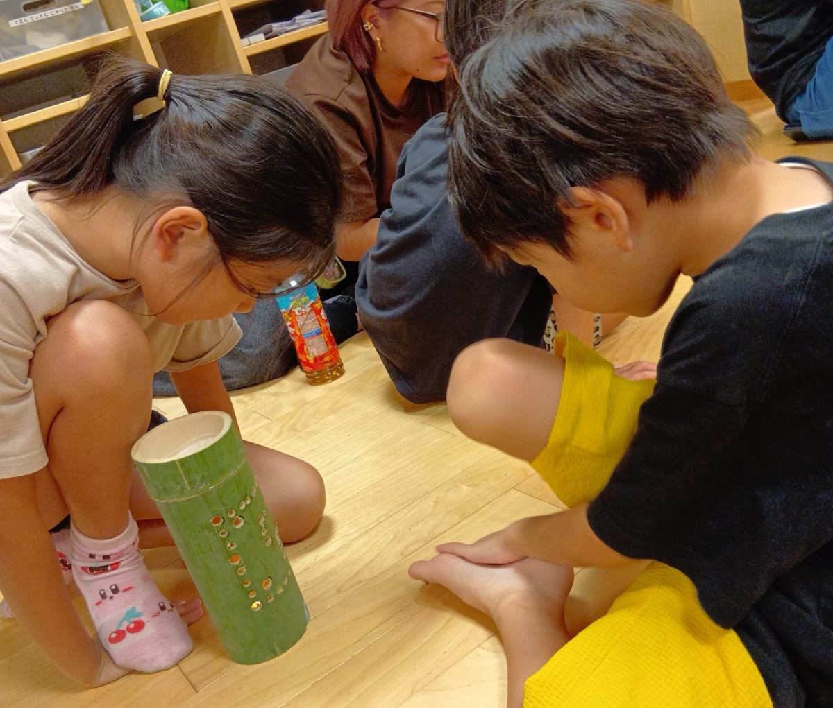 竹の灯篭に明かりを灯す子どもたち