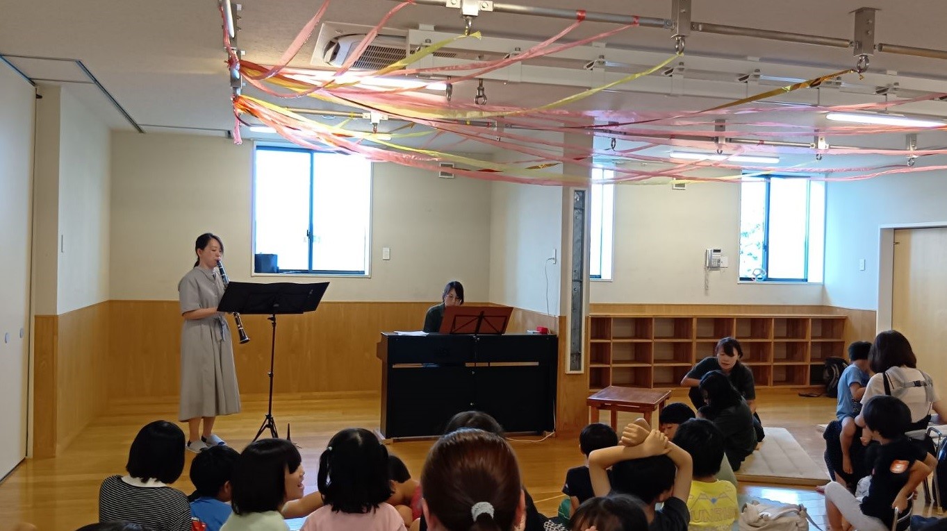 クラリネット演奏を聴く子どもたち