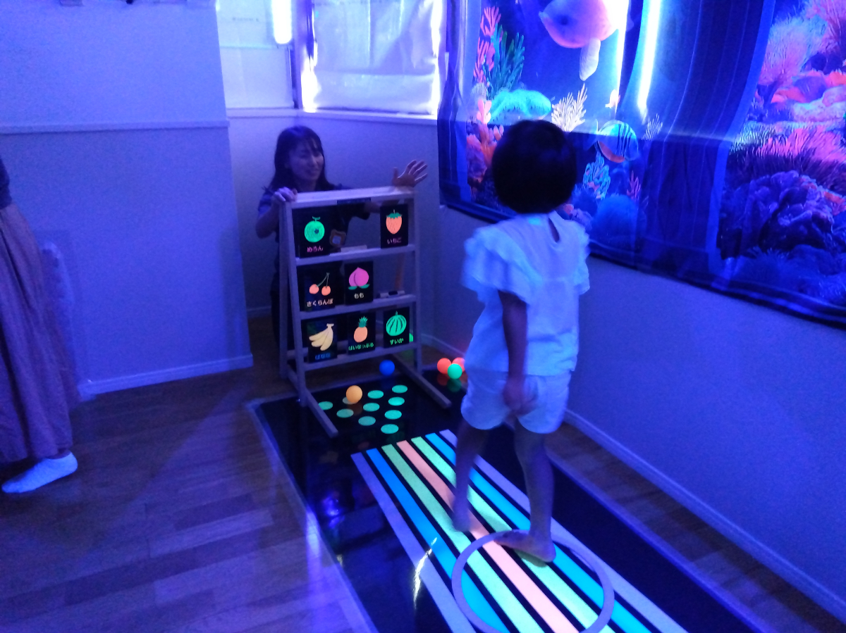 光るボールの的あてで遊ぶ子ども