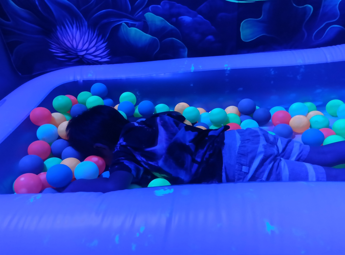 ボールプールで泳ぐ子ども