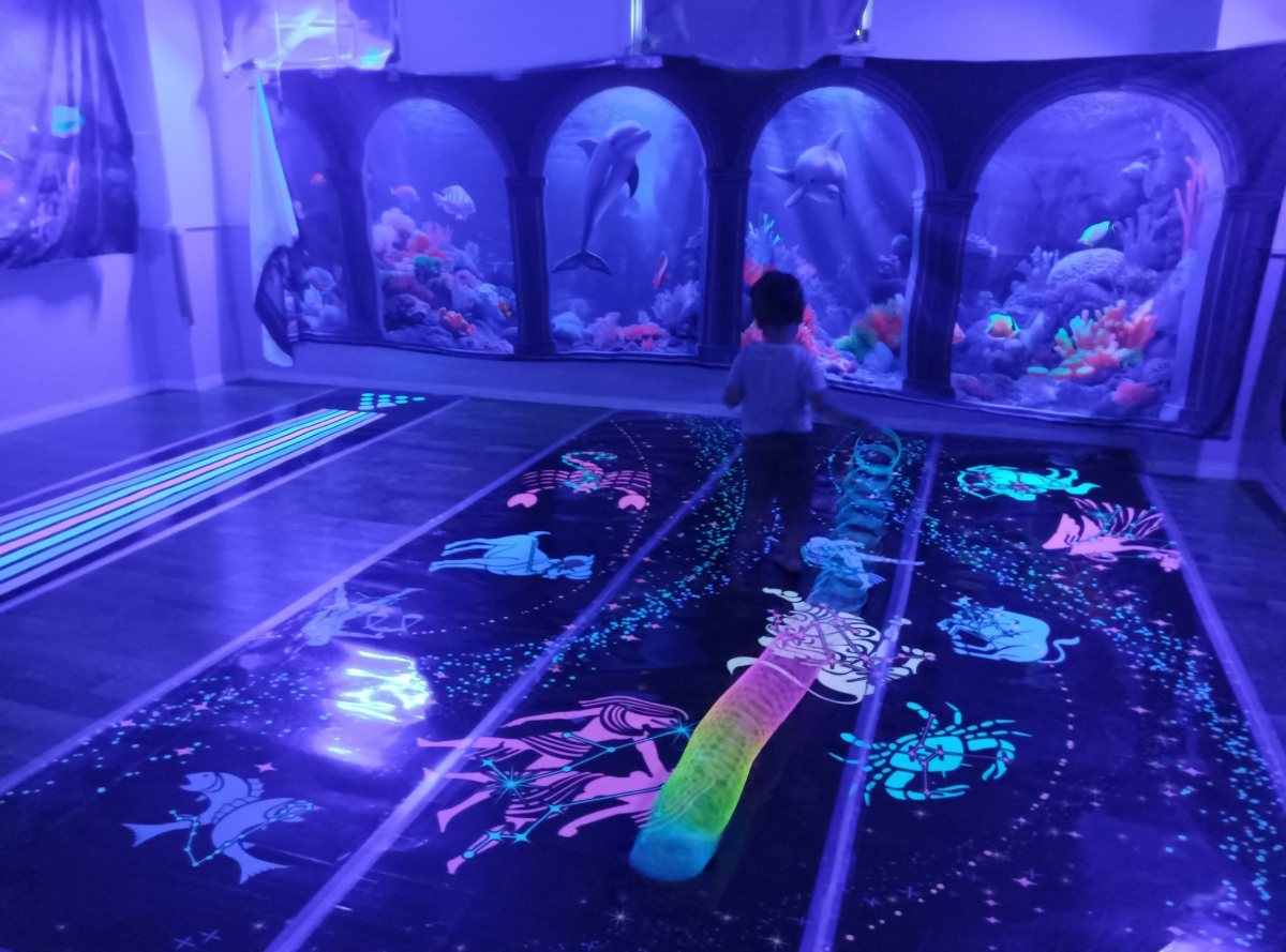 レインボースプリングで遊ぶ子ども