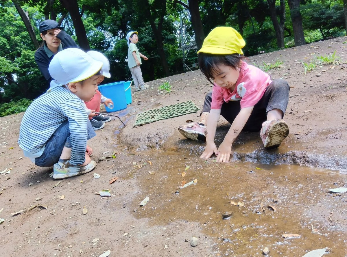 泥遊びをする子どもたち