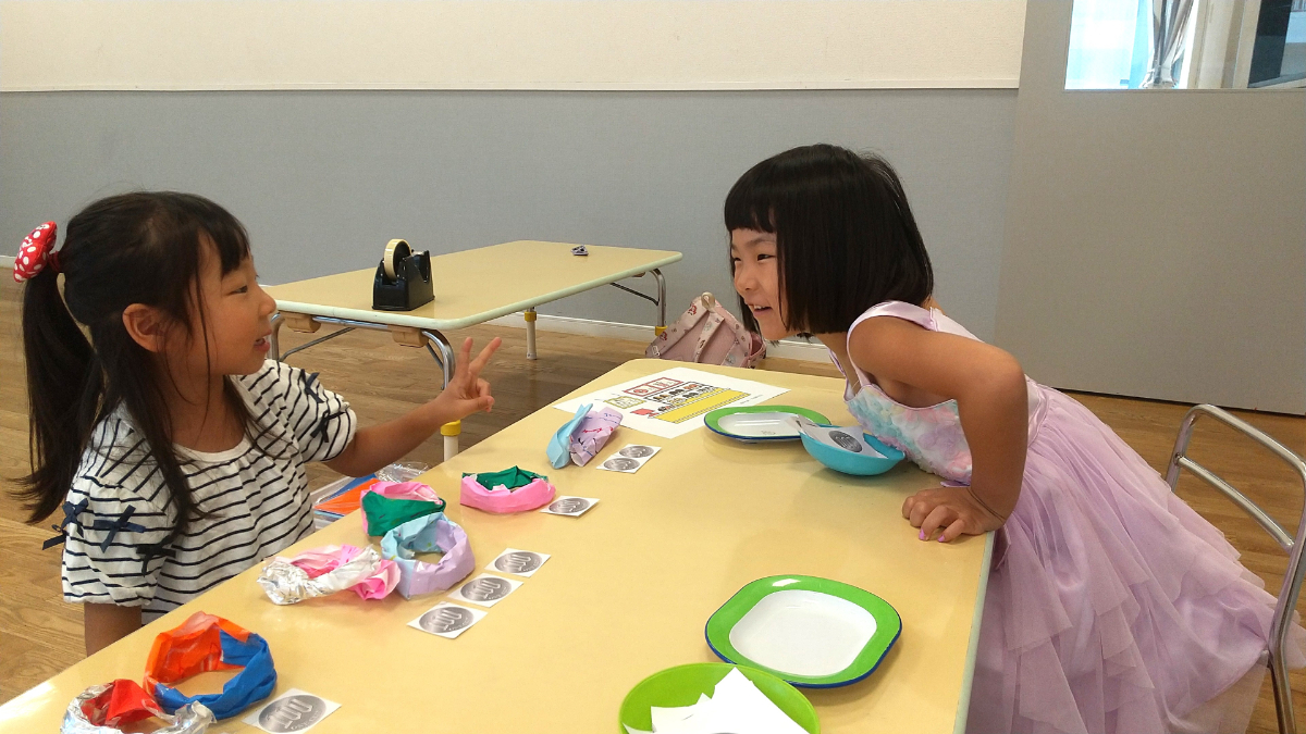 お店屋さんごっこをして遊ぶ子どもたち